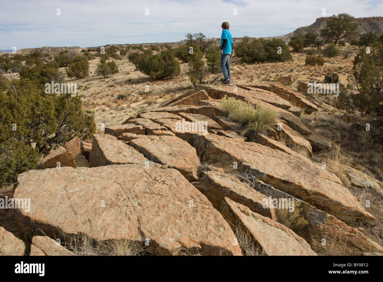 Kind auf Boulder, einzigartige Felsformation in Kuba, New Mexico, USA Stockfoto