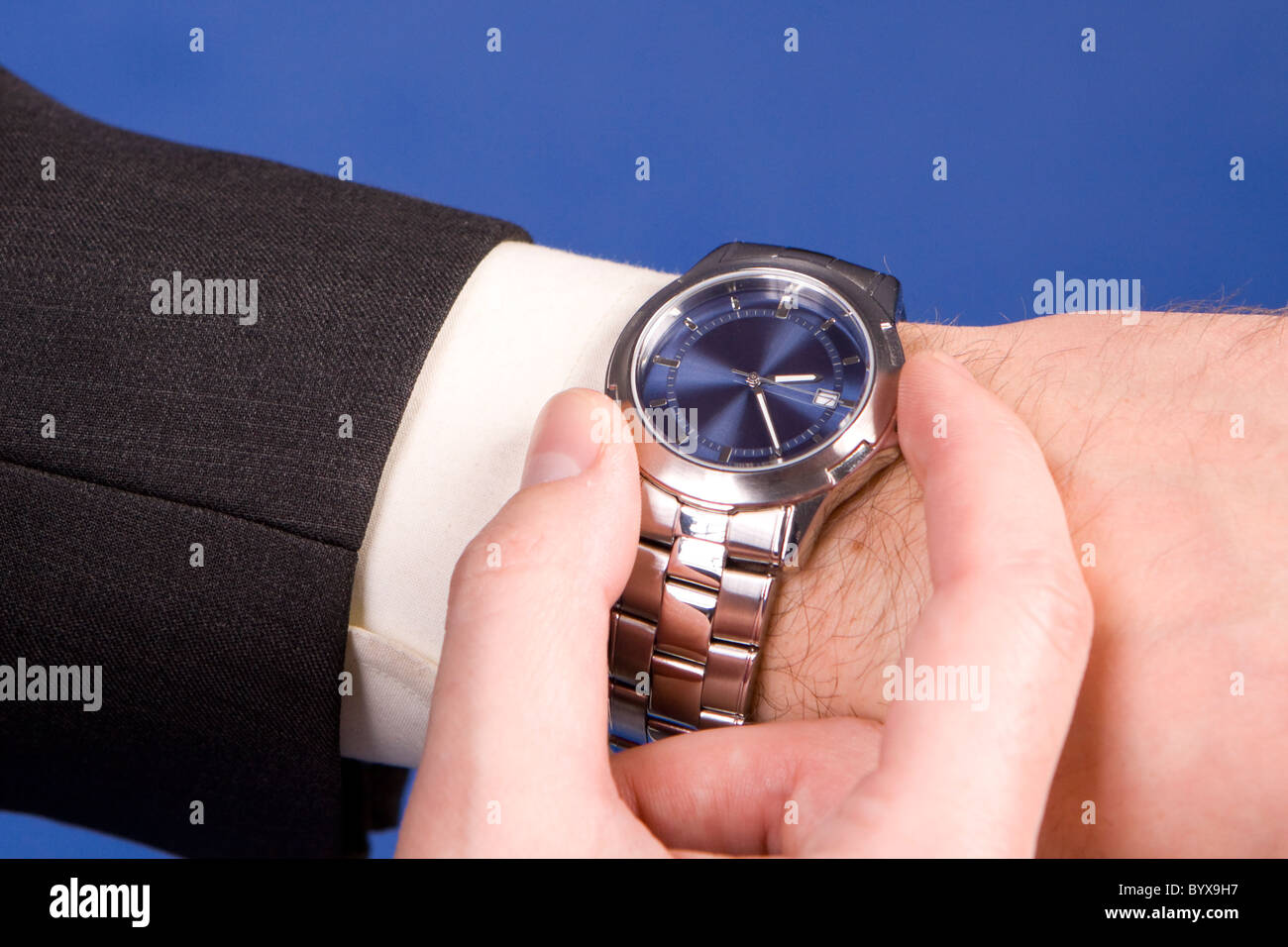 Hand bereit, Chronograph in einer modernen Uhr zu stoppen. Stockfoto