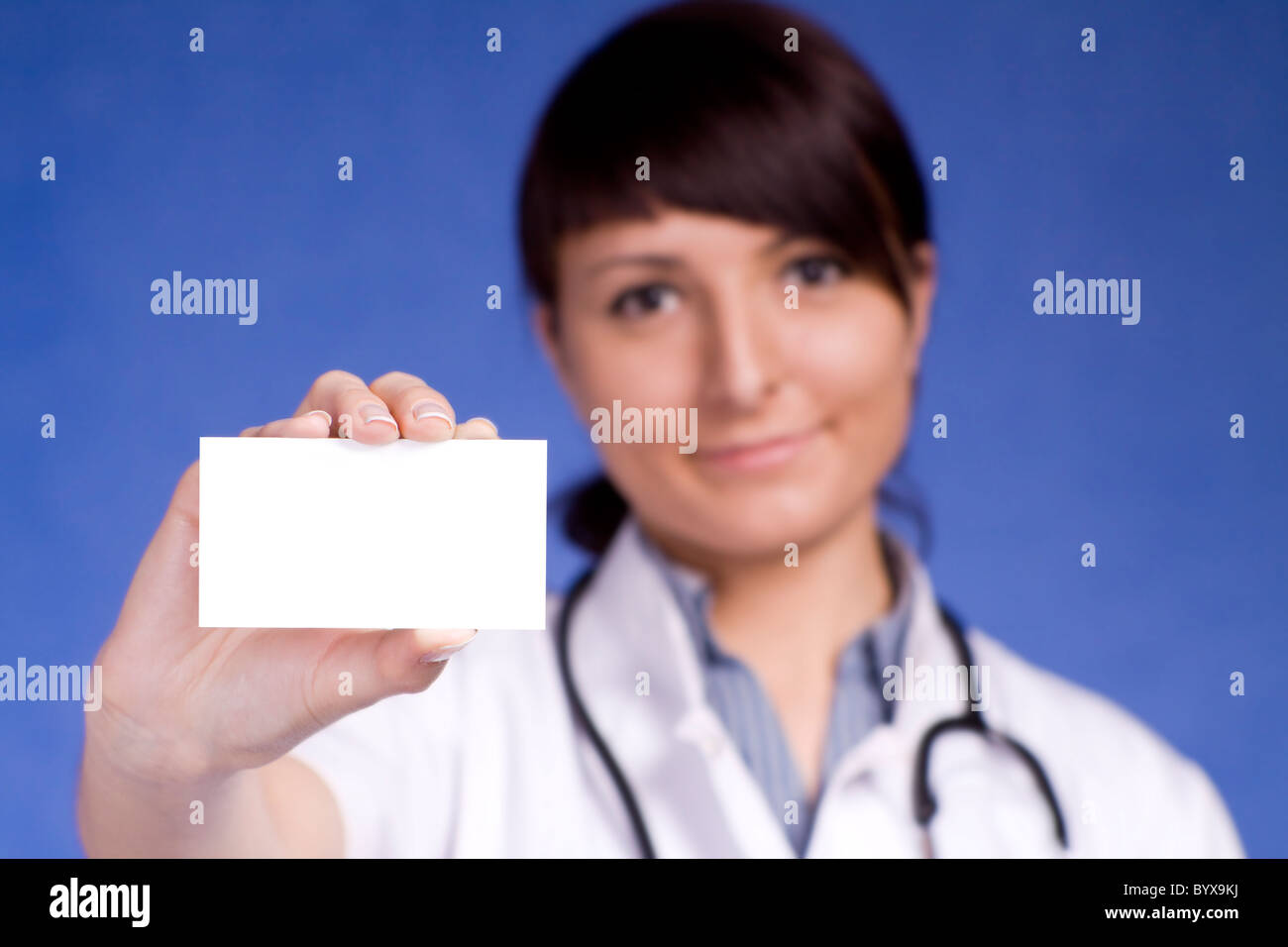 Frauen Arzt hält Leere Visitenkarte. Fokus auf Finger und Karte. Stockfoto