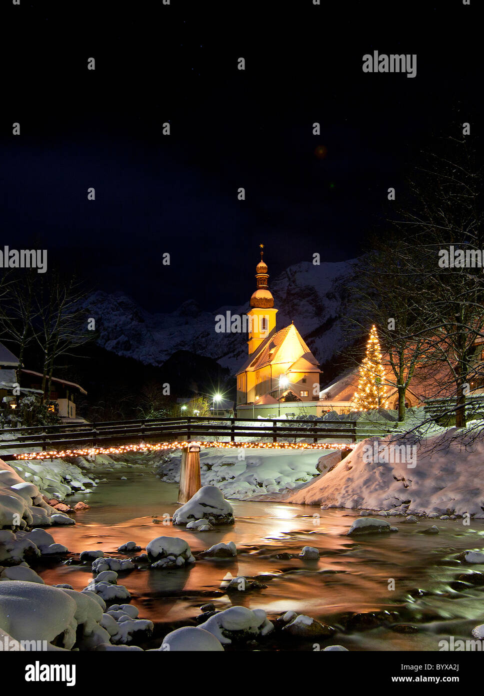 Kirche St. Sebastian in Ramsau an Weihnachten Zeit, Oberbayern, Deutschland. Stockfoto