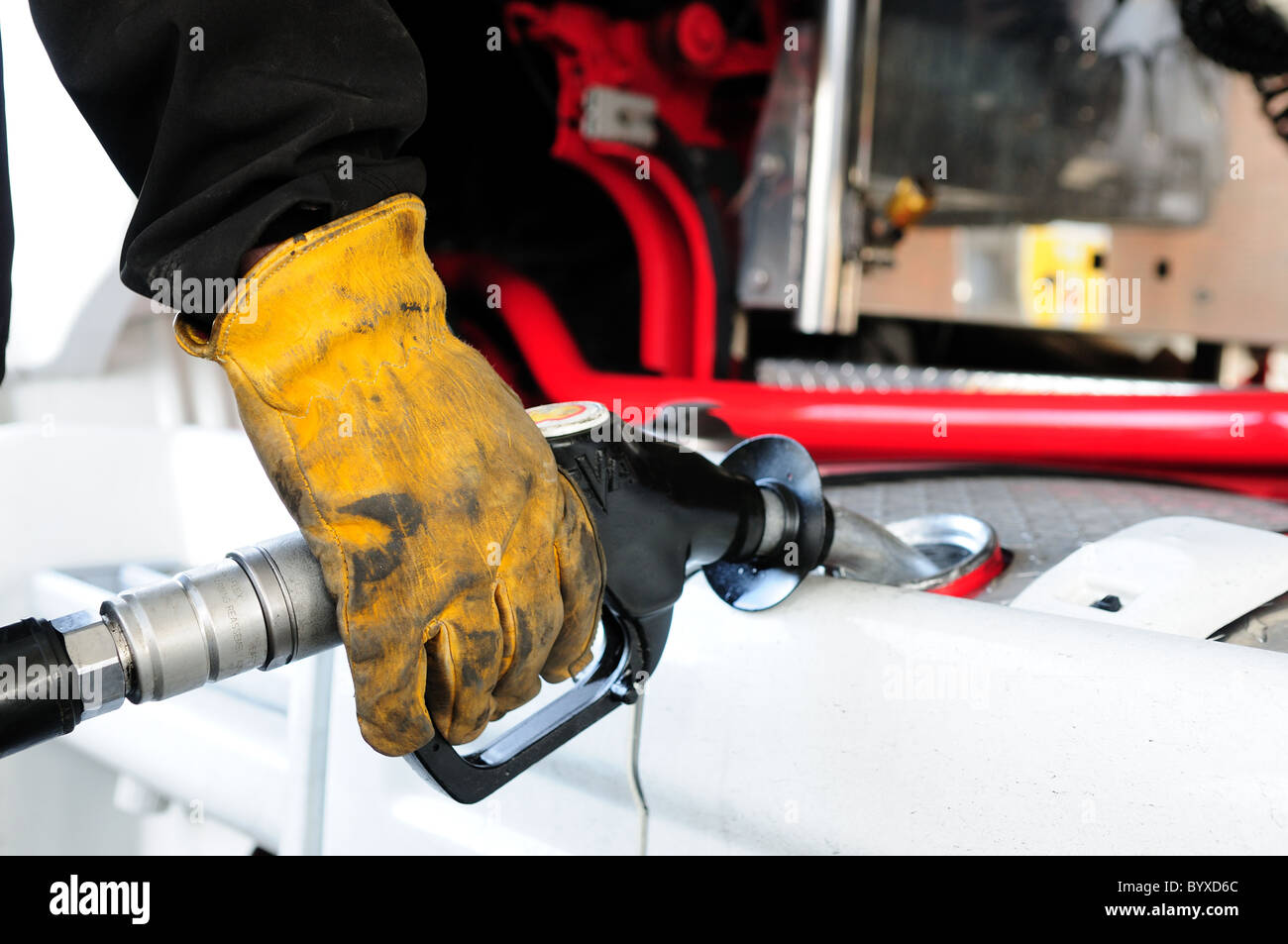 LKW-Fahrer Tank mit Diesel zu füllen. Stockfoto