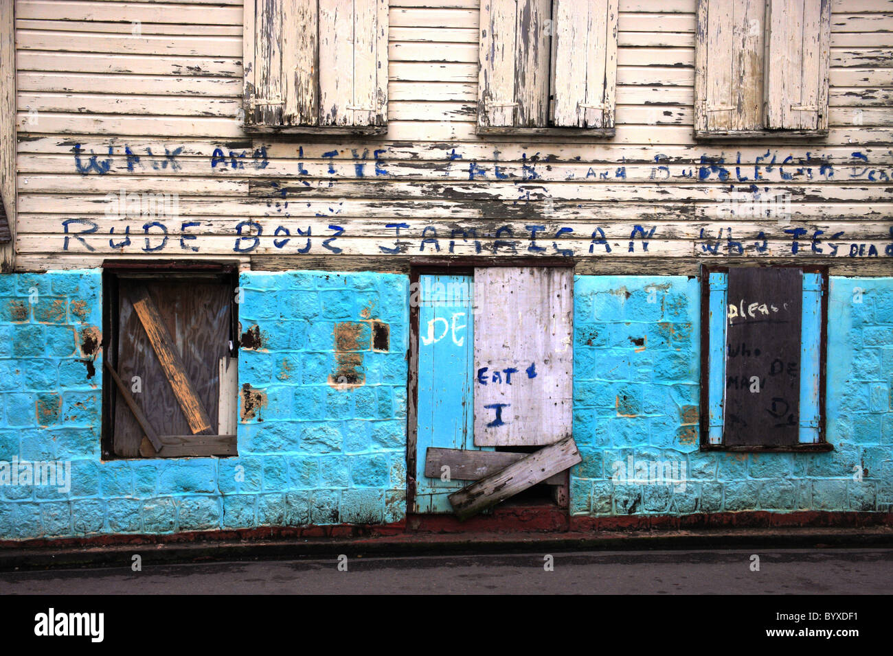 Interessante Graffiti auf der Vorderseite eines blau und weiß Das Haus wurde auf der Insel St. Kitts West verladen Indies Stockfoto