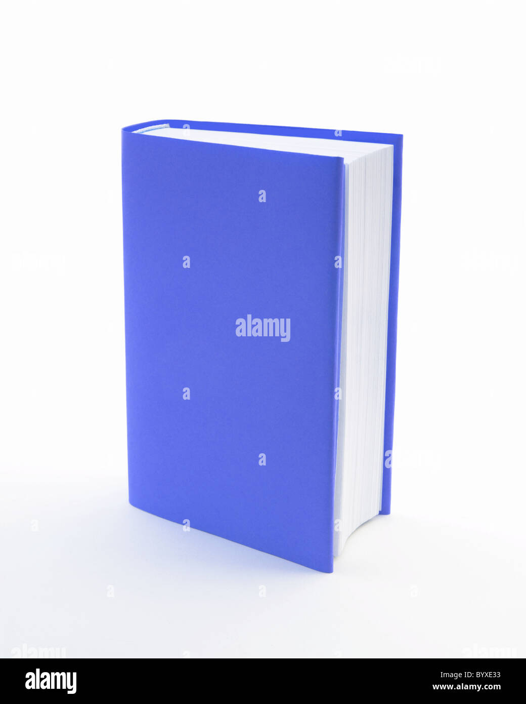 Blue Book mit Blindabdeckung auf weißem Hintergrund Stockfoto