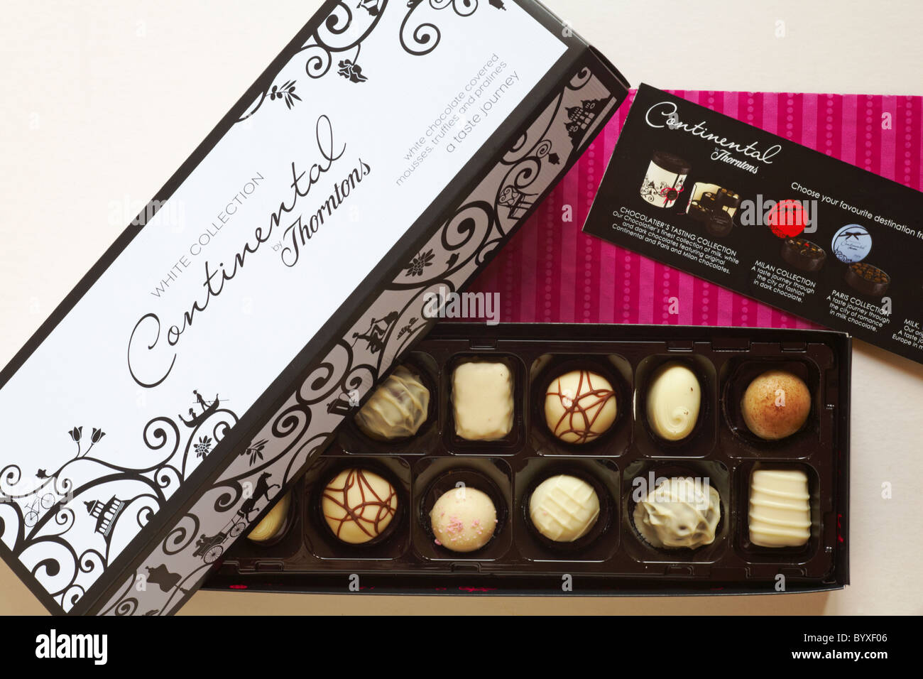 Box von Thorntons Continental weiß Kollektion Pralinen mit Deckel aus, das den Inhalt - weiße Schokolade Mousses, Trüffel und Pralinen Stockfoto