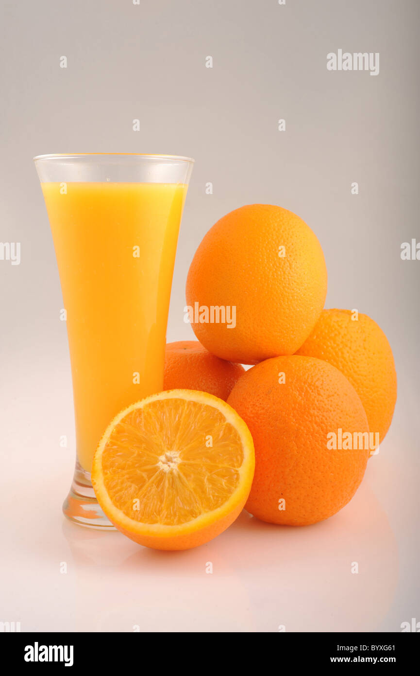 Orangensaft und Orangen Stockfoto