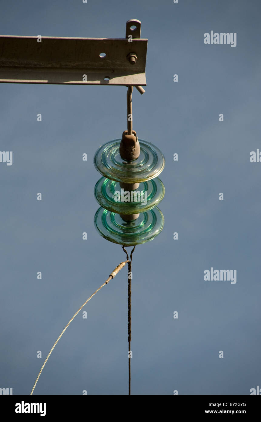 Glas-Isolator auf eine Stromleitung Dienstprogramm Hochspannungs-Elektro Stockfoto