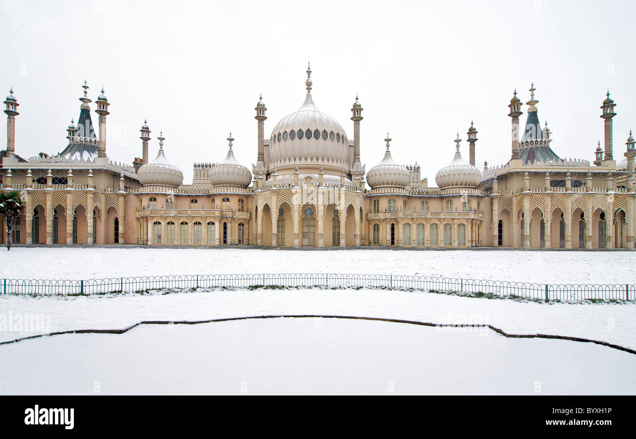 Royal Pavillon Brighton und Garten im Schnee. Winter. Brighton East Sussex England Stockfoto