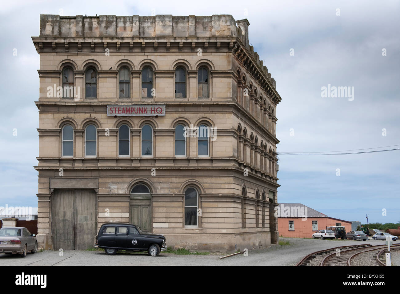 1954 standard Vanguard Kombi außerhalb einer großen Lagerhalle in Oamaru, Neuseeland Stockfoto