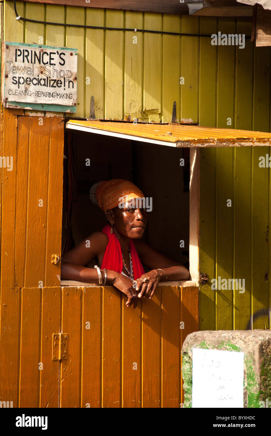 Grenada Gemüsemarkt mit Frau trägt traditionellen kreolischen Kleidung Stockfoto