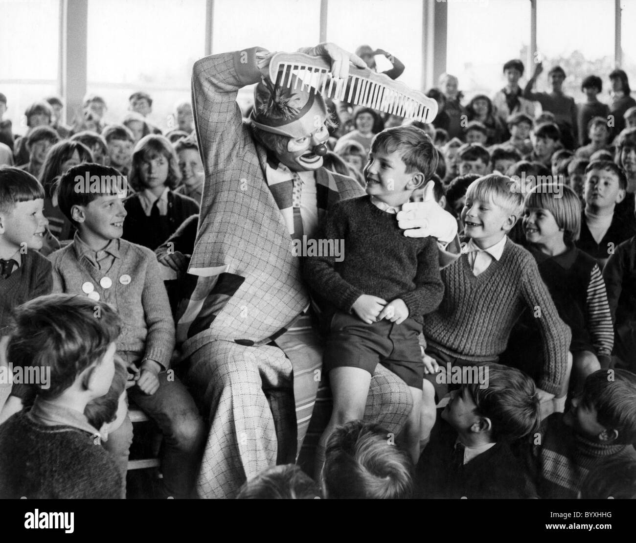 Pierre der Clown unterhält ein Kind an der Ellesmere Primary School 1968, BILD VON DAVID BAGNALL Stockfoto