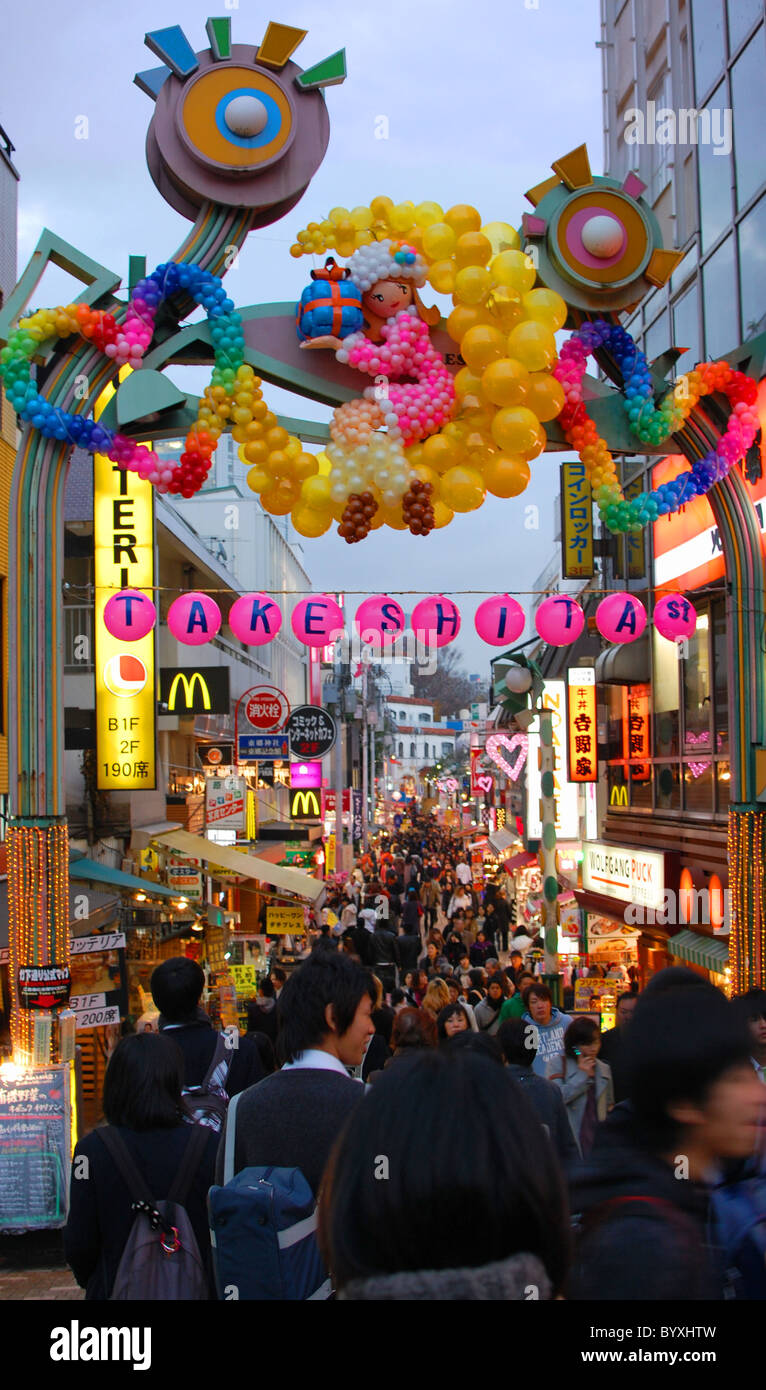 Blick entlang der Takeshita Street, einer Straße voller modischer Kleidung Geschäfte in Tokio, Japan. Stockfoto