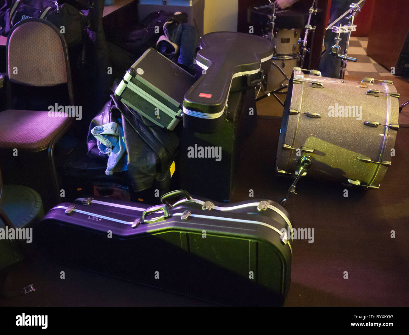 Gitarren und Schlagzeug versteckt neben der Bühne nach einem Rock-Konzert Stockfoto