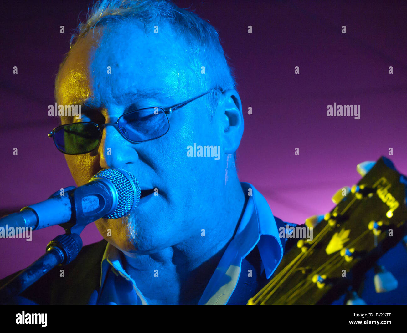 Sänger-Gitarrist Dennis Greaves von Nine Below Zero in Aktion. Stockfoto