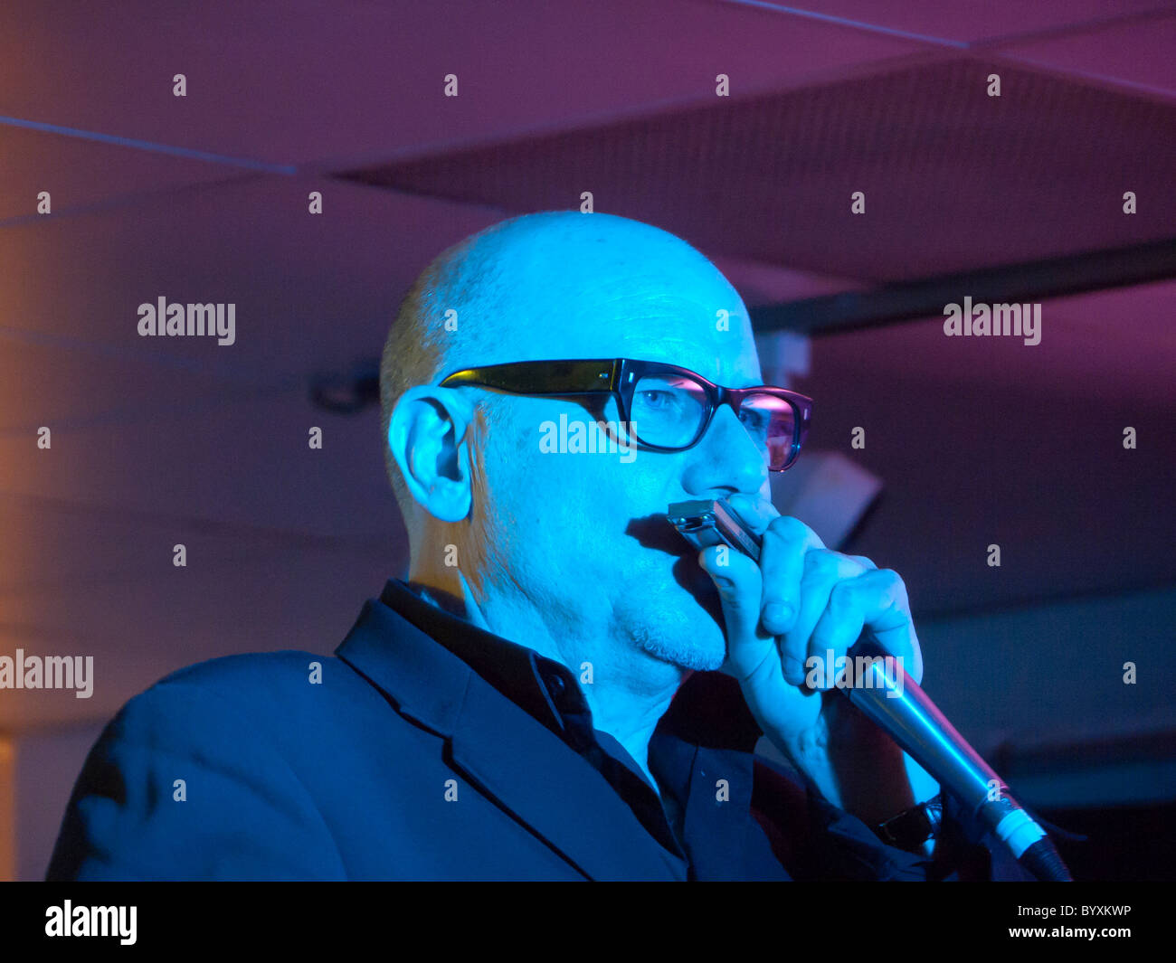 Mark Feltham von Nine Below Zero Mundharmonika spielen Stockfoto