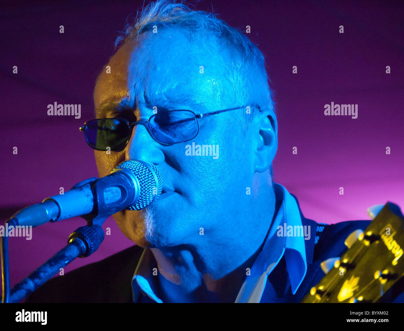 Sänger-Gitarrist Dennis Greaves von Nine Below Zero in Aktion. Stockfoto