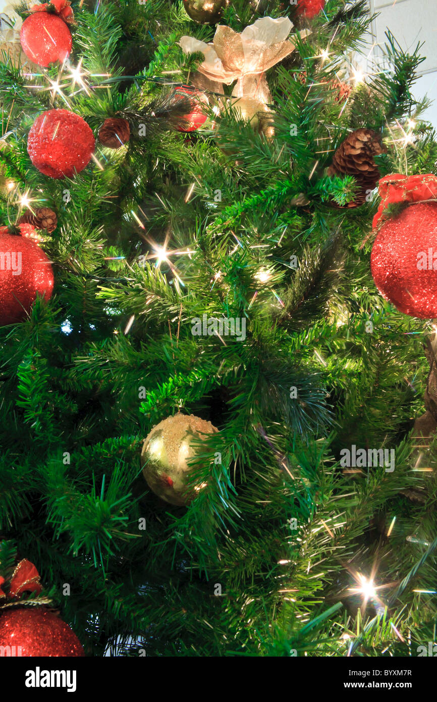 Christbaumkugel und Engel Stockfoto