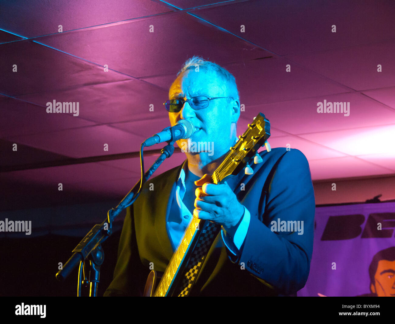 Sänger-Gitarrist Dennis Greaves von Nine Below Zero in Aktion. Stockfoto