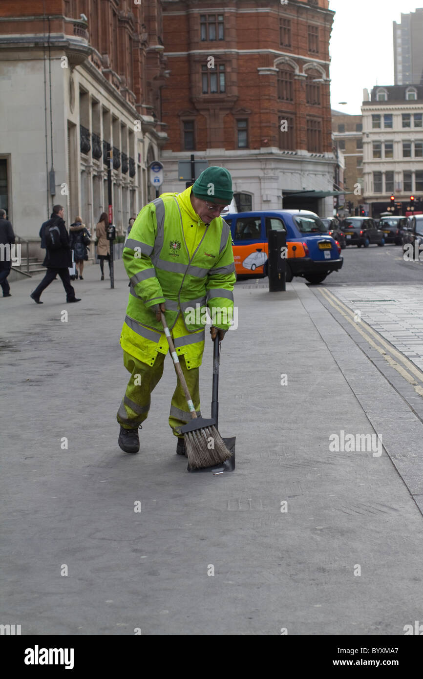 London Straße sauberer Sweep, Reinigung Straßen mit Pinsel und Spaten Liverpool Street in london Stockfoto