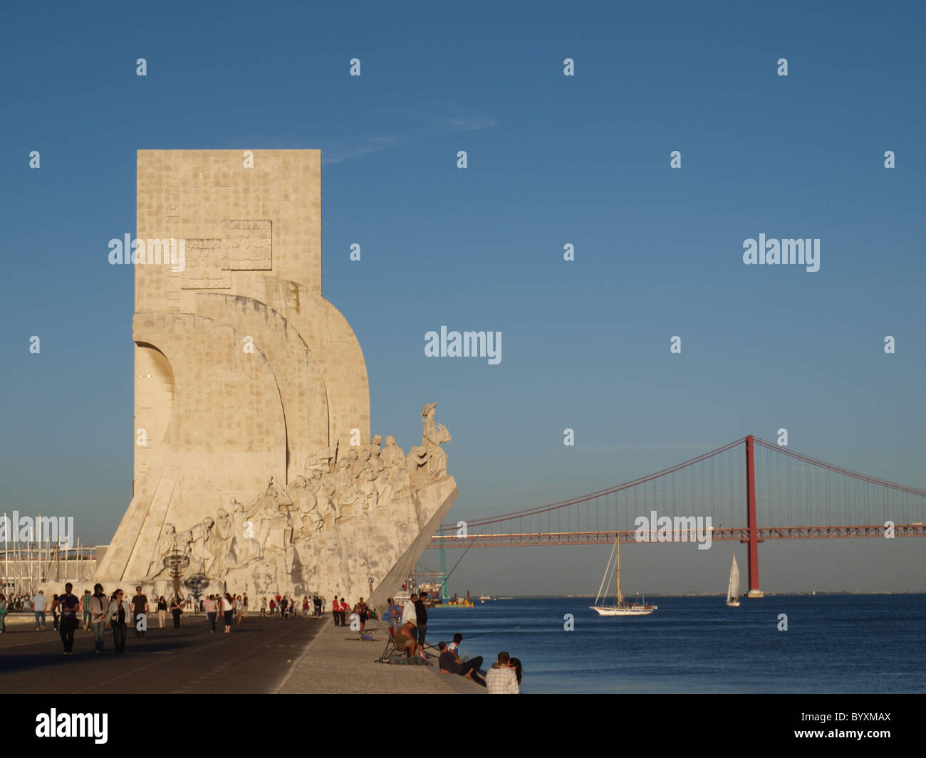 Padrão Dos Descobrimentos und der 25. April-Brücke in Lissabon Stockfoto