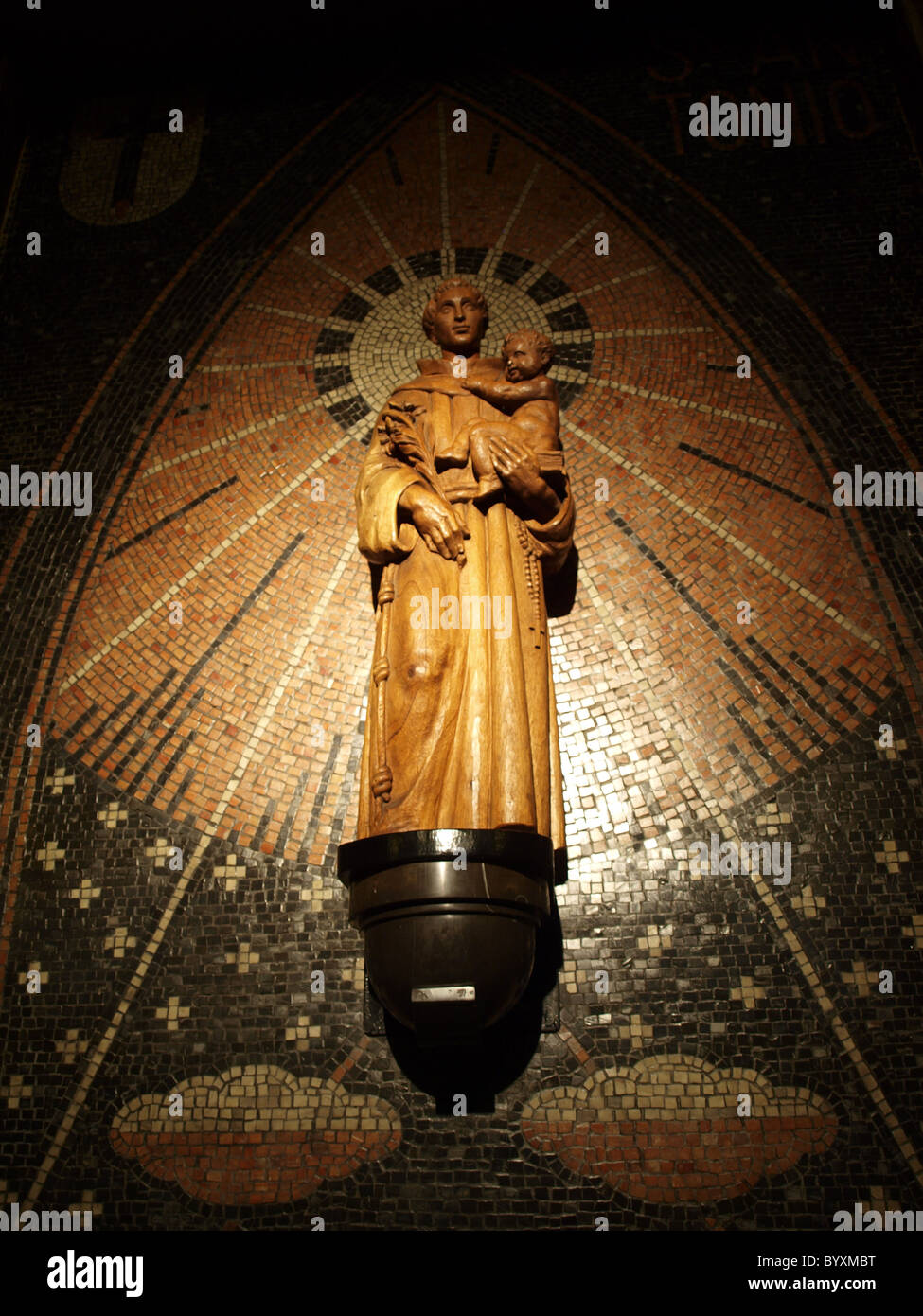 Saint Anthony Bild auf modernistischen Kirche der Madonna von Fatima in Lissabon Stockfoto