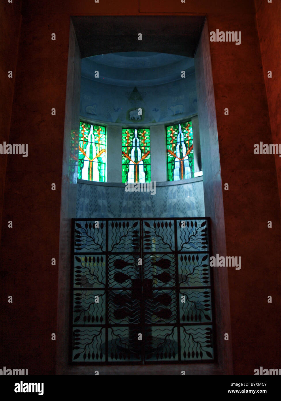 Baptisterium in modernistischen Kirche der Muttergottes von Fatima in Lissabon Stockfoto