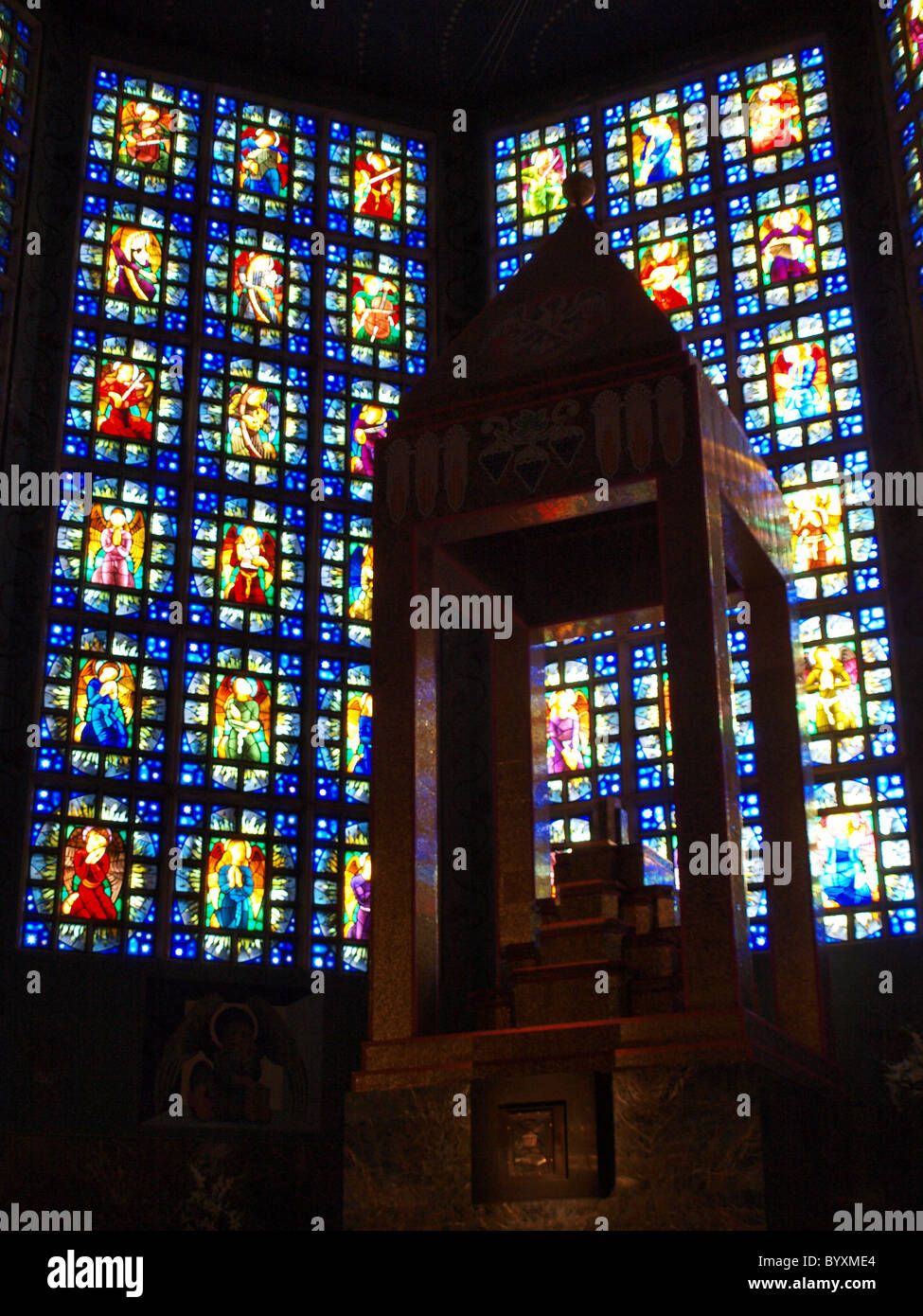 Satained Glas von Almada Negreiros und Hauptaltar der modernistischen Kirche der Madonna von Fatima in Lissabon Stockfoto