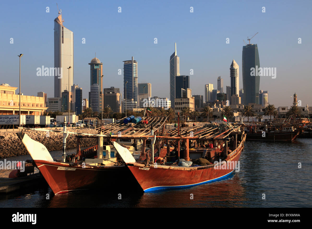 Kuwait, Kuwait-Stadt, Skyline, Fischerboote, Gesamtansicht, Stockfoto