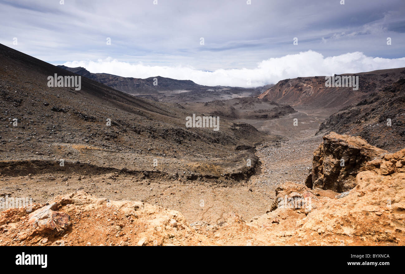 Anzeigen von Osten aus dem Sattel des Mt. Ngauruhoe und Mount Tongariro, im Tongariro-Nationalpark, New Zealand Stockfoto