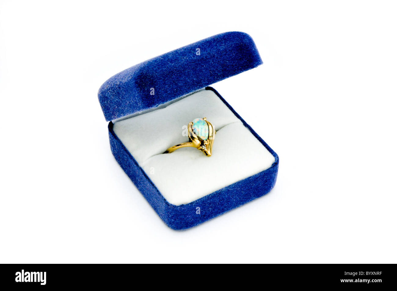 Opal ring in gold Einstellung in blauen Kästchen Stockfoto