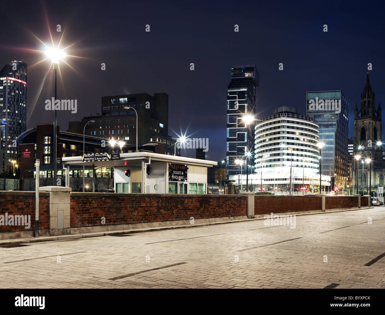 Bild von Liverpool Skyline bei Nacht mit Langzeitbelichtung, Hochhäuser und Stadtlandschaft vom Molenkopf zeigen Stockfoto