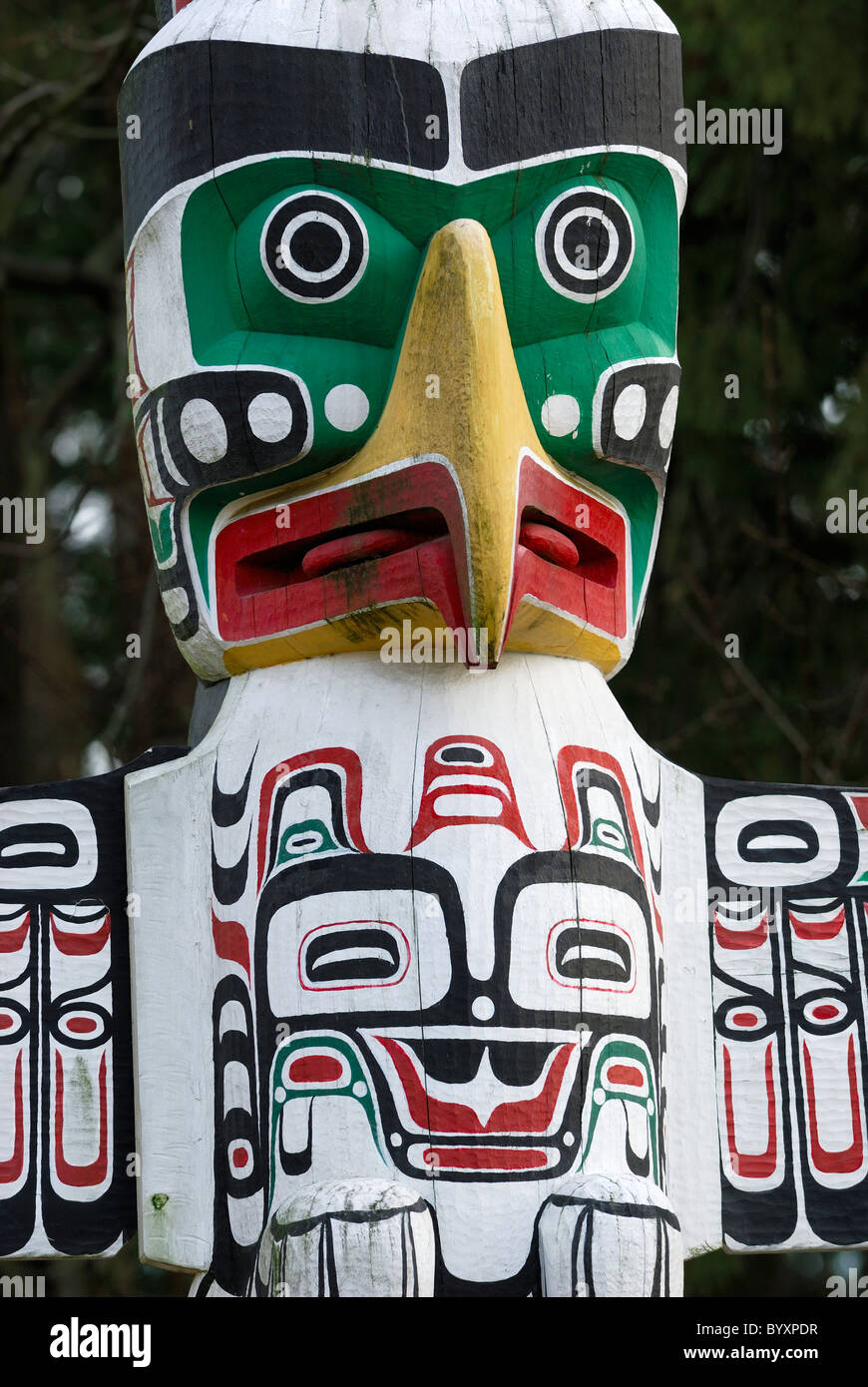 Nahaufnahme von der Thunderbird Haus Pole, einer der die Totempfähle im Stanley Park, Vancouver, Britisch-Kolumbien gelegen. Stockfoto