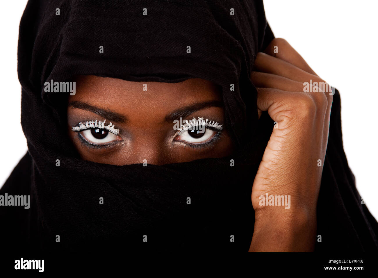 Schöne Frauengesicht in schwarzen Schal zeigen Augen mit weißen Wimpern. Stockfoto