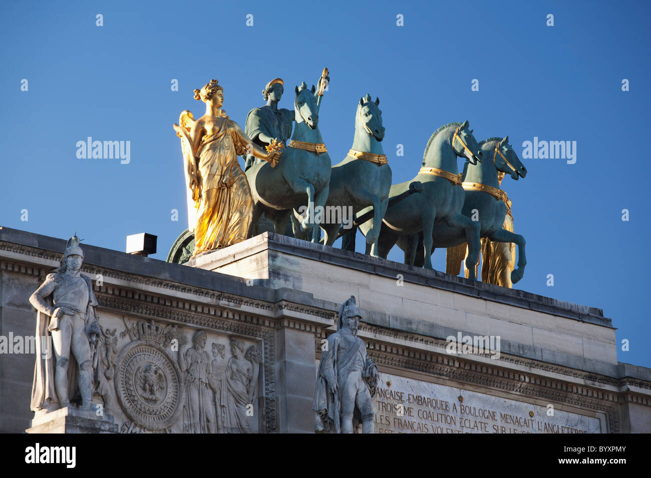 Goldene Statue mit Pferden auf den Arc de Triomphe du Carrousel; Paris, Frankreich Stockfoto