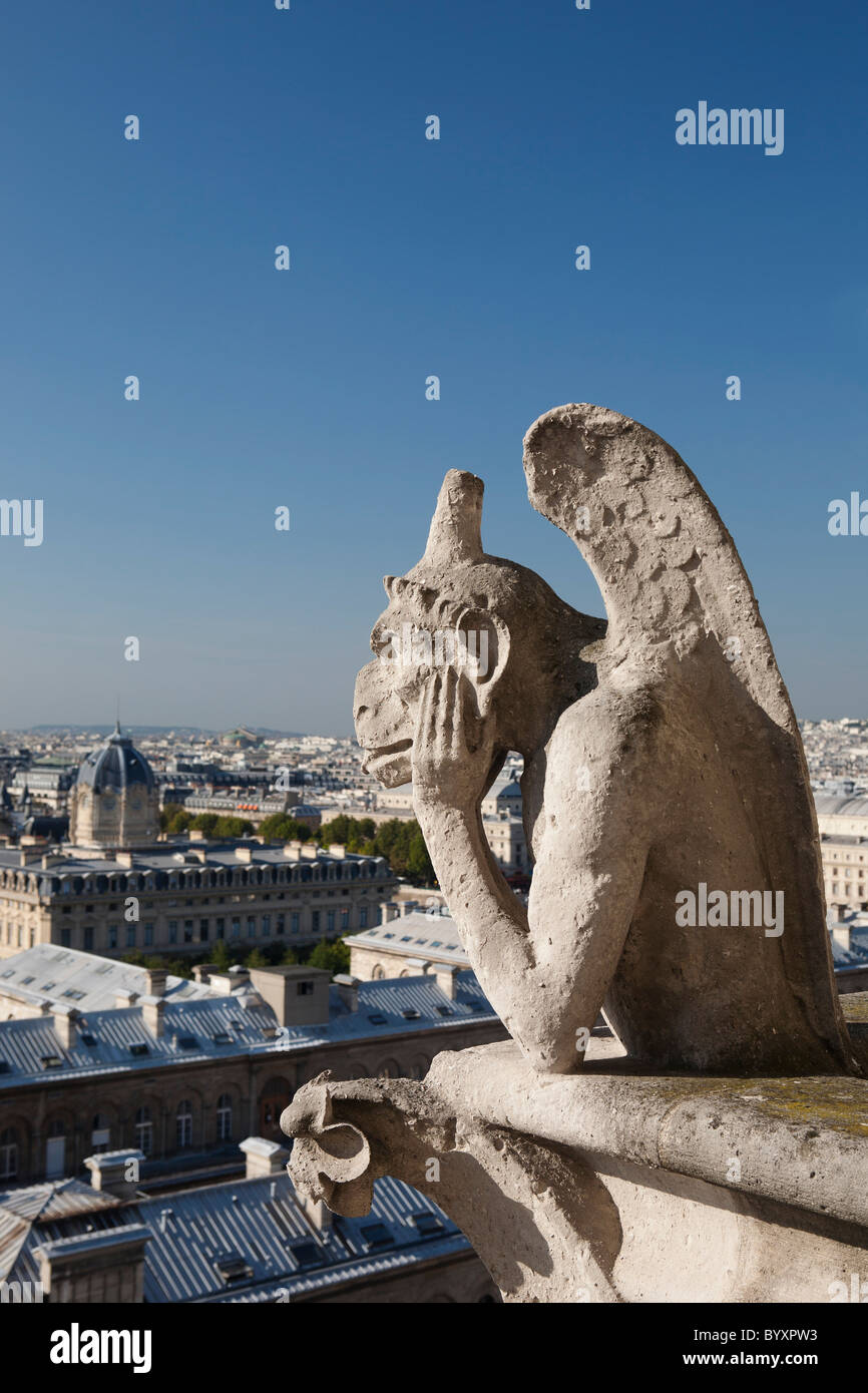 Wasserspeier mit Blick auf Paris mit seiner Zunge heraus; Paris, Frankreich Stockfoto