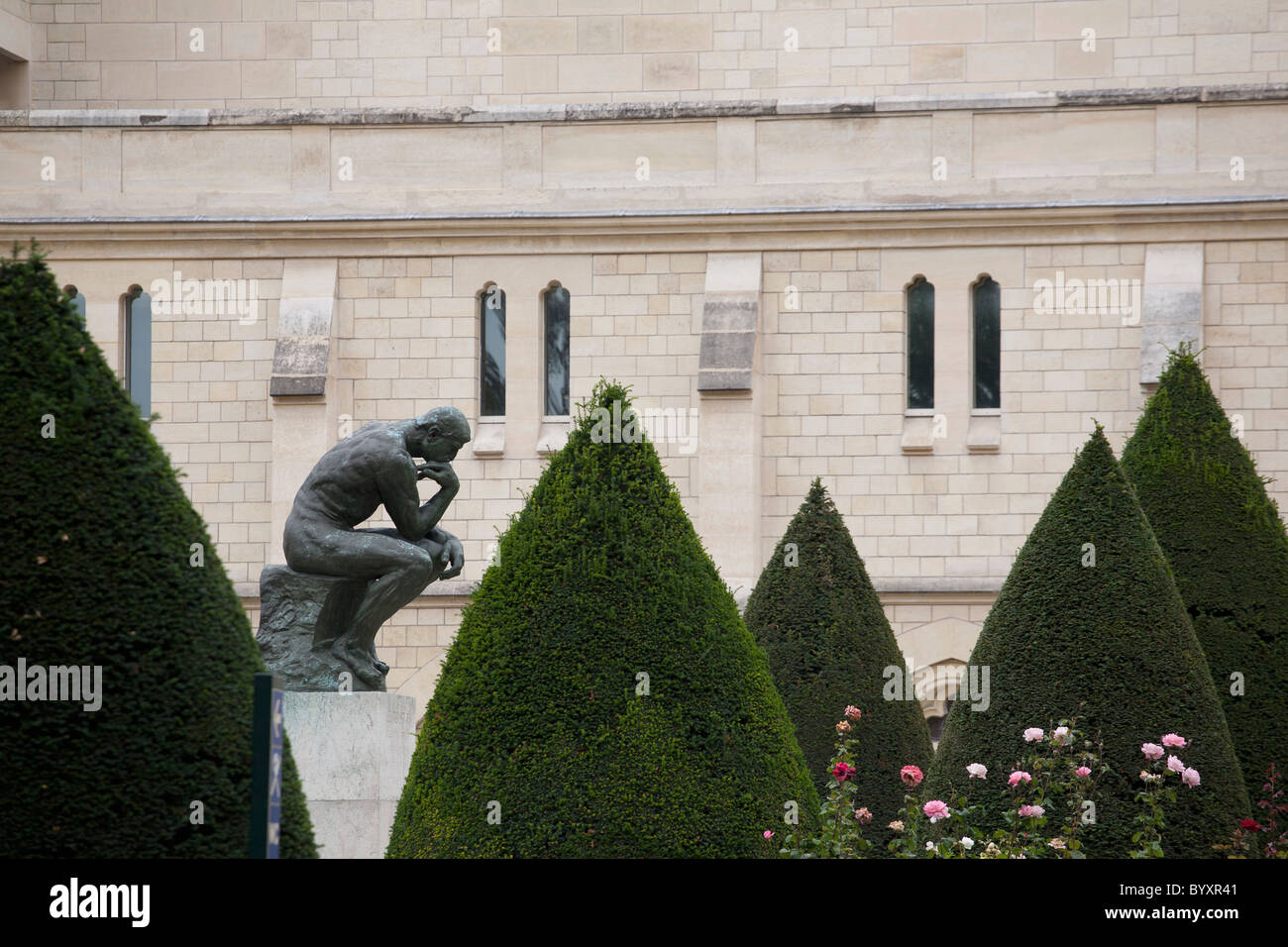 die Denker Statue umgeben von Rosen und Sträucher im Garten; Paris, Frankreich Stockfoto