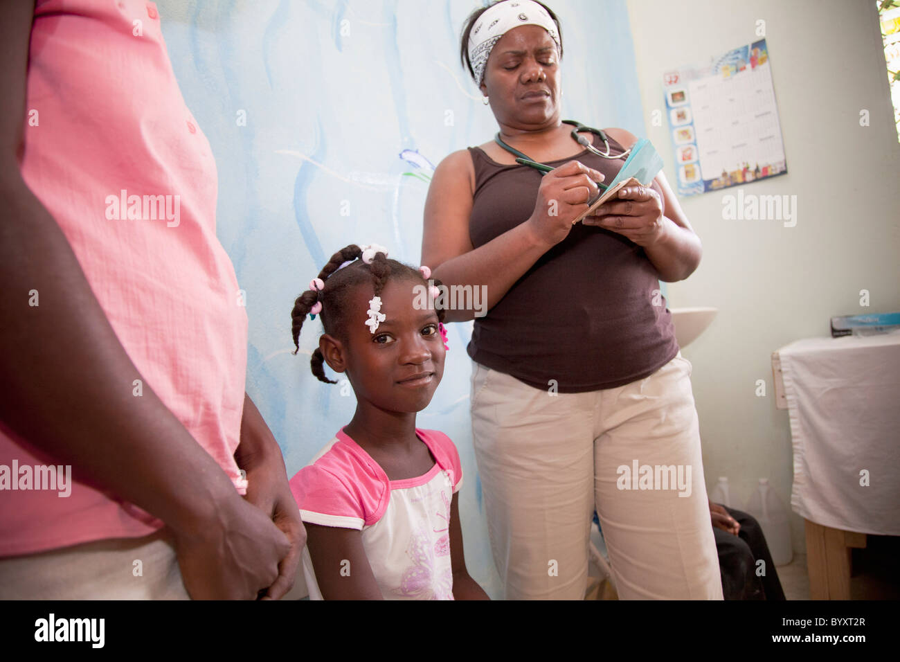 eine Krankenschwester junge haitianische Patienten in einer Klinik zu sehen; Grand Saline, haiti Stockfoto