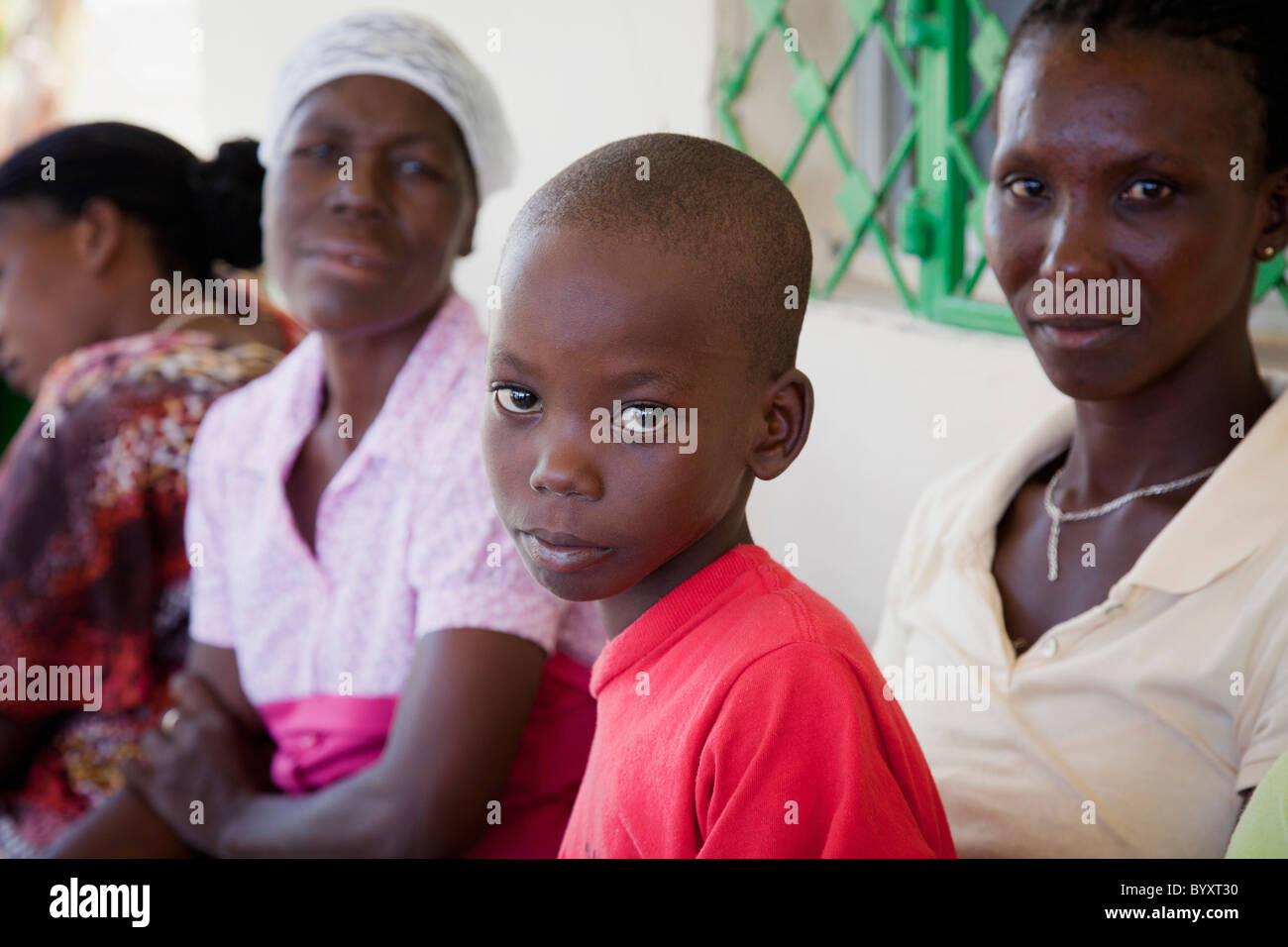 ein Junge und Frauen Hoffnung lebendig Klinik warten; Grand Saline, haiti Stockfoto