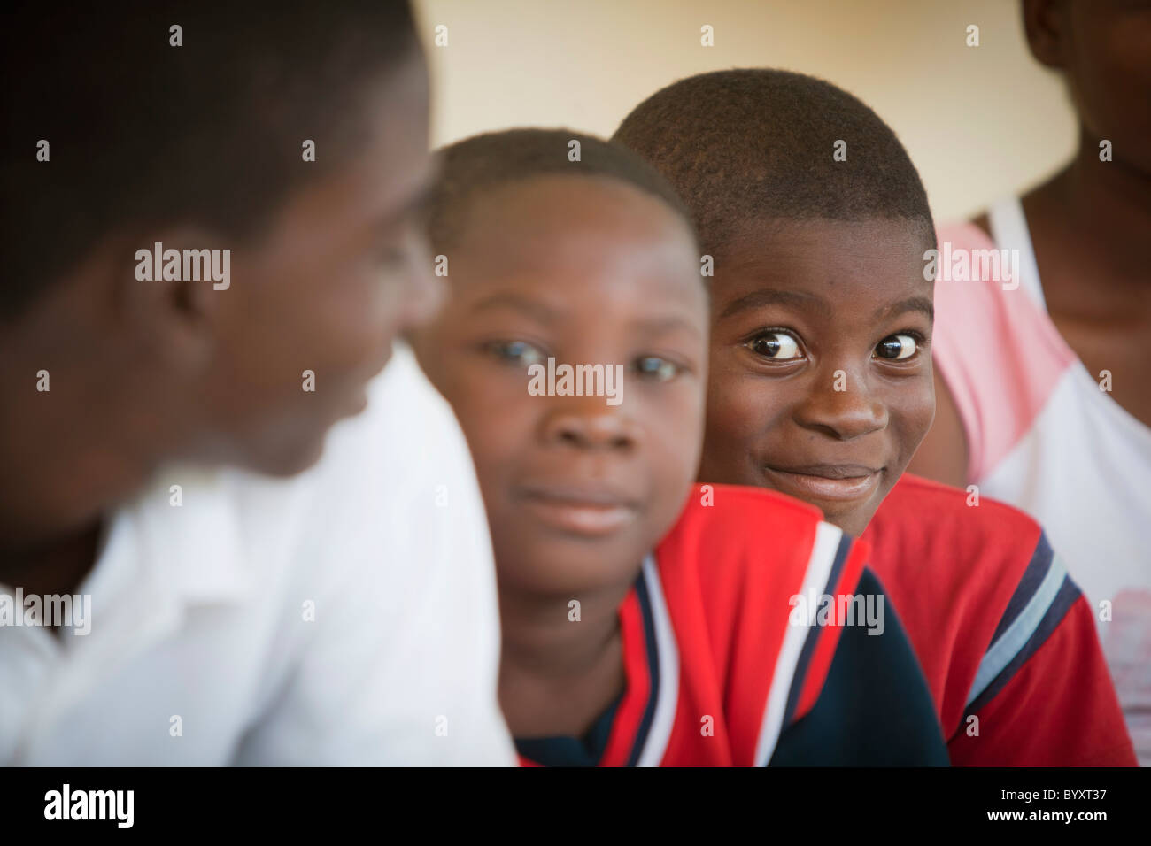 die Jungs sitzen in einer Reihe; Grand Saline, haiti Stockfoto