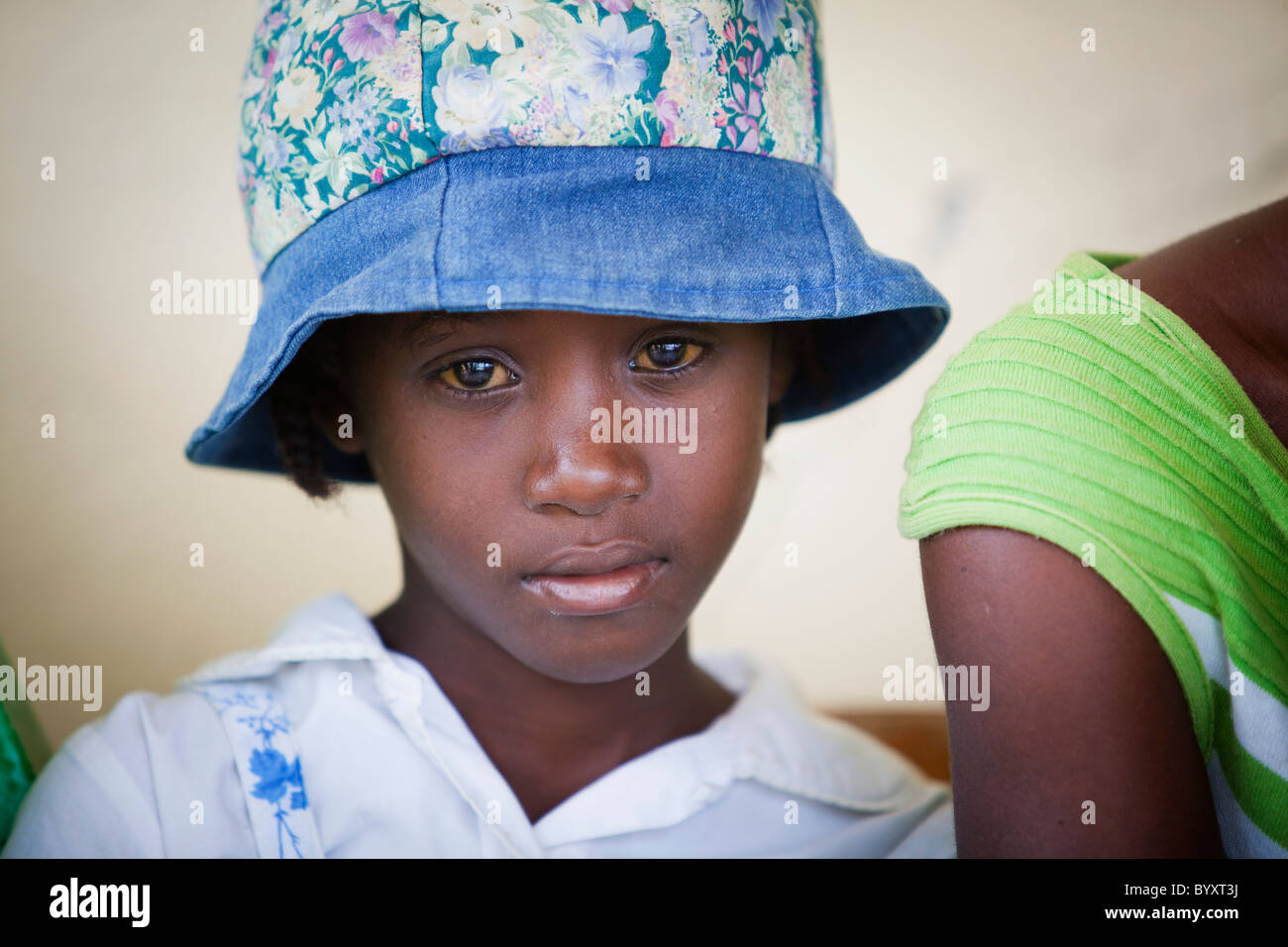 Porträt von ein krankes Mädchen mit gelben Augen; Grand Saline, haiti Stockfoto