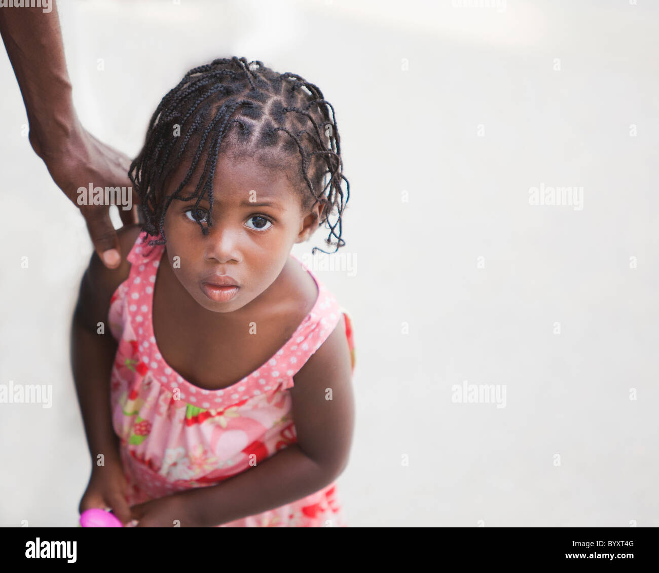 ein junges Mädchen mit einem ängstlichen Blick auf ihrem Gesicht; Grand Saline, haiti Stockfoto
