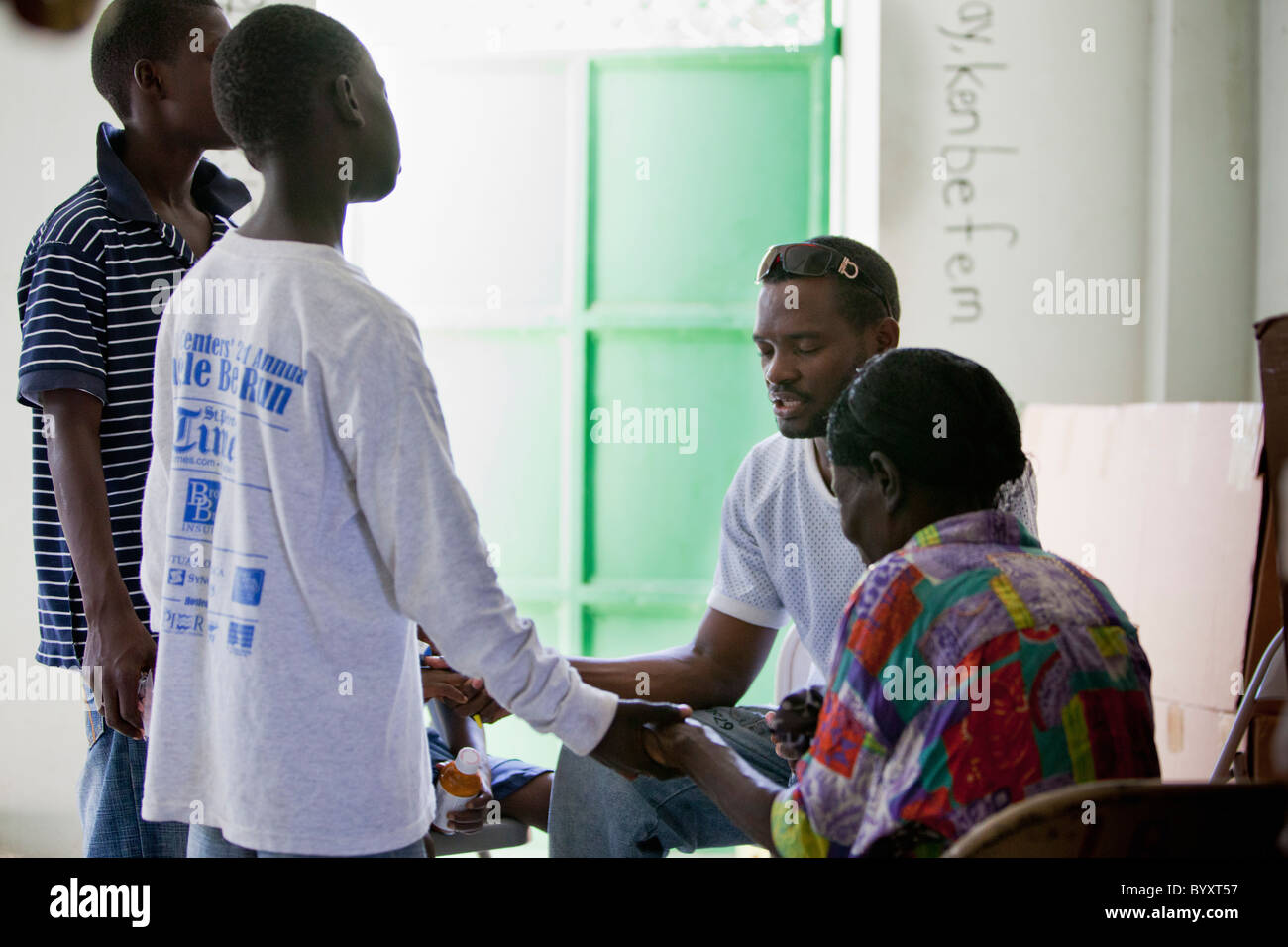 eine Gruppe von Menschen Hand in Hand im Gebet der Hoffnung lebendig medizinische Klinik; Grand Saline, haiti Stockfoto