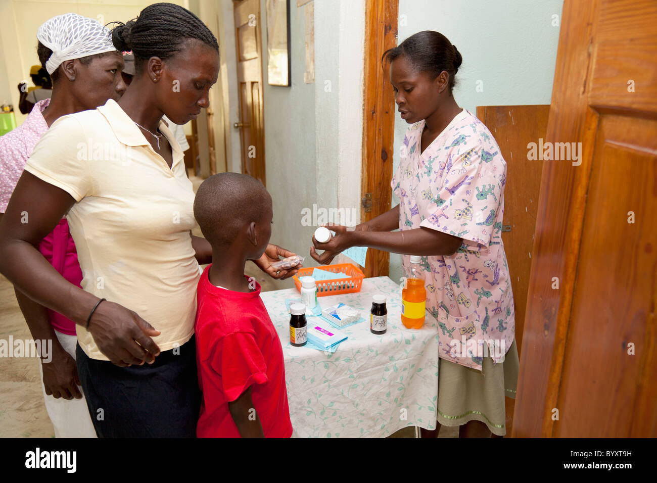 eine Familie kommt in einer Klinik; Grand Saline, haiti Stockfoto