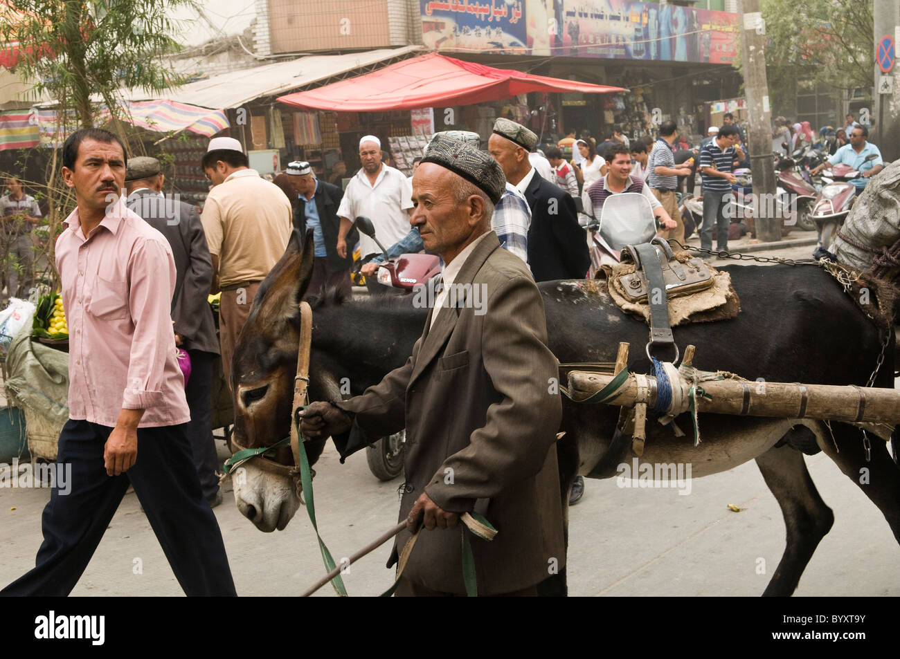 Die bunten Sonntagsmarkt in Kashgar, China. Stockfoto