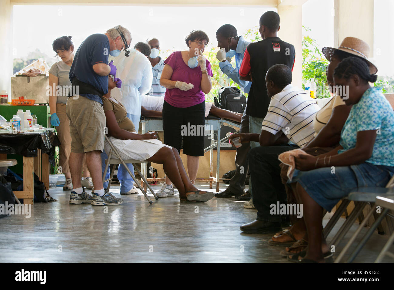 ein Zahnarzt freiwillige seine Zahnmedizin um die Menschen in Haiti zu helfen, die in Armut leben; Grand Saline, haiti Stockfoto