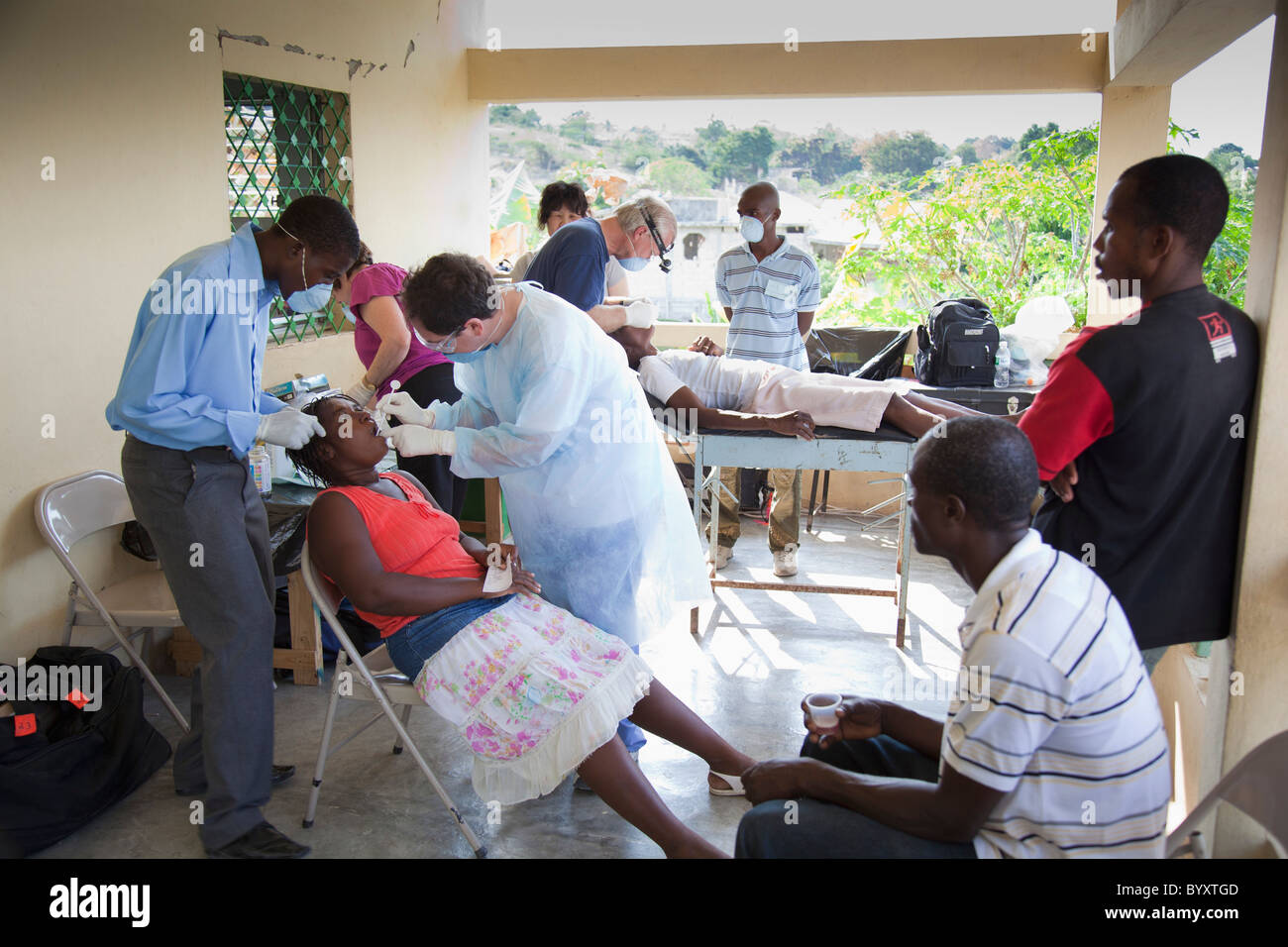 Zahnärzte freiwillig ihre Zahnmedizin um die Menschen in Haiti zu helfen, die in Armut leben; Grand Saline, haiti Stockfoto