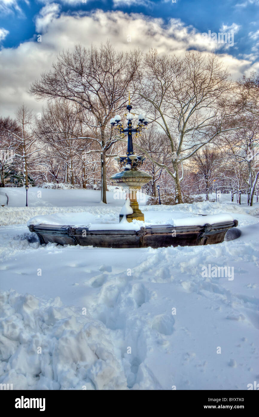 Cherry Hill Brunnen im Central Park am Nachmittag nach einem Schneesturm Stockfoto