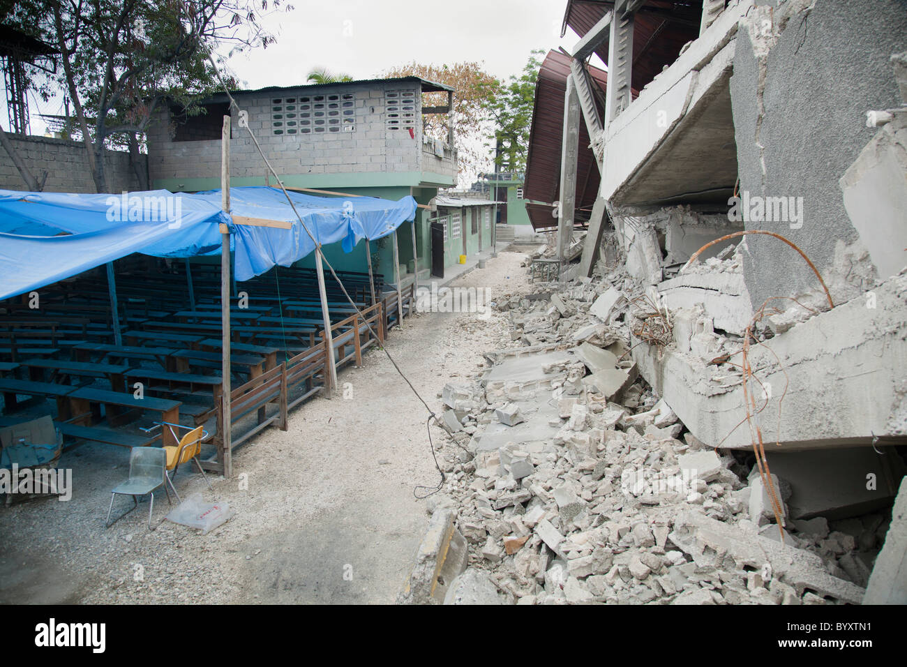 temporäre Tarp ist für Kirche neben was ein Ort der Anbetung einst eingerichtet; Port-au-Prince, haiti Stockfoto