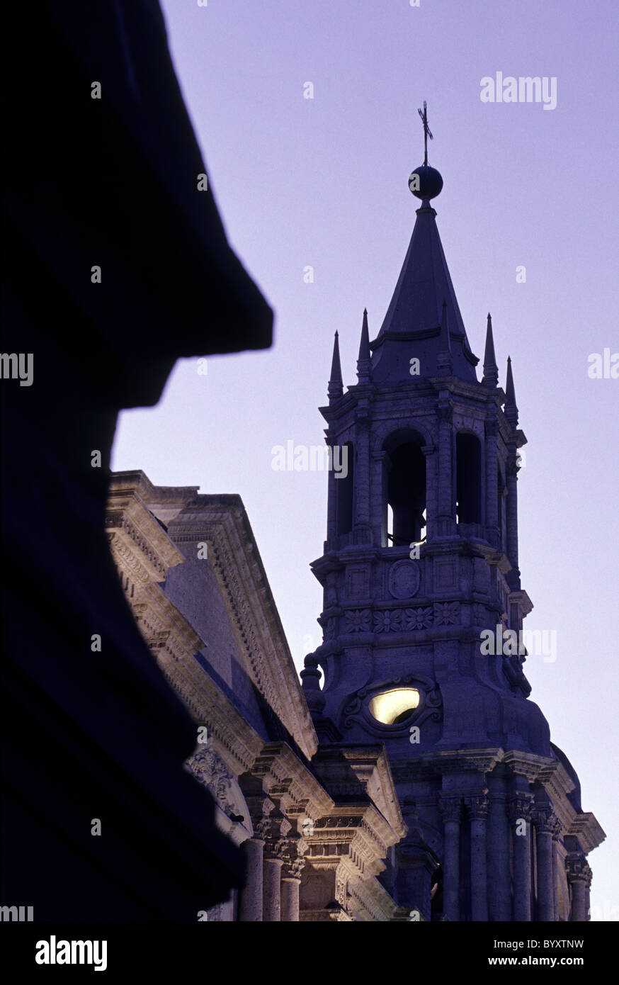 Glockenturm aus dem 17. Jahrhundert Kathedrale an der Plaza de Armas in der Dämmerung - Arequipa, Peru. Stockfoto