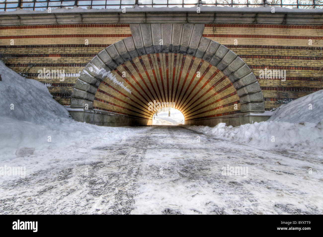 Spielkameraden Arch im Central Park am Morgen nach einem Schneesturm Stockfoto