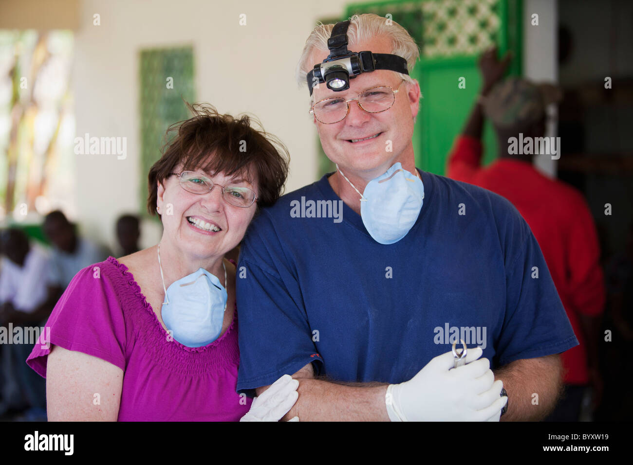 ein Zahnarzt und seine Mutter freiwillig auf ein medizinisches Team die Haitianer leben in Armut zu helfen; Grand Saline, haiti Stockfoto
